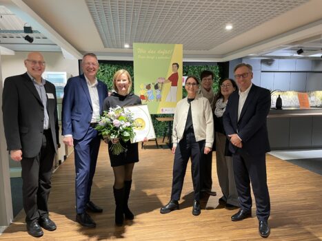 Goldener Kinderwagen für Möbel Fischer